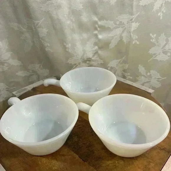 VTG USA Anchor Hocking Fire King Oven Proof Milk Glass 5" Mixing Bowls Set  of 3 - Picture 2 of 4